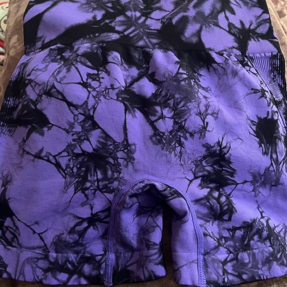 Tie dye Scrunch Butt Shorts - Picture 4 of 6
